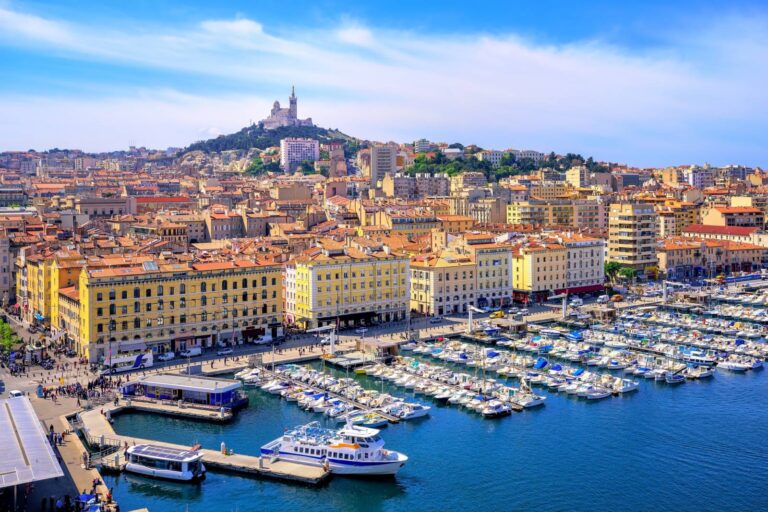 Lire la suite à propos de l’article Réserver plusieurs véhicules avec chauffeur privé  VTC pour un événement sur Marseille