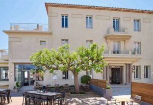 Lire la suite à propos de l’article Transfert en véhicule de luxe avec chauffeur privé pour votre séjour dans l’hôtel – Les Roches Blanches à Cassis